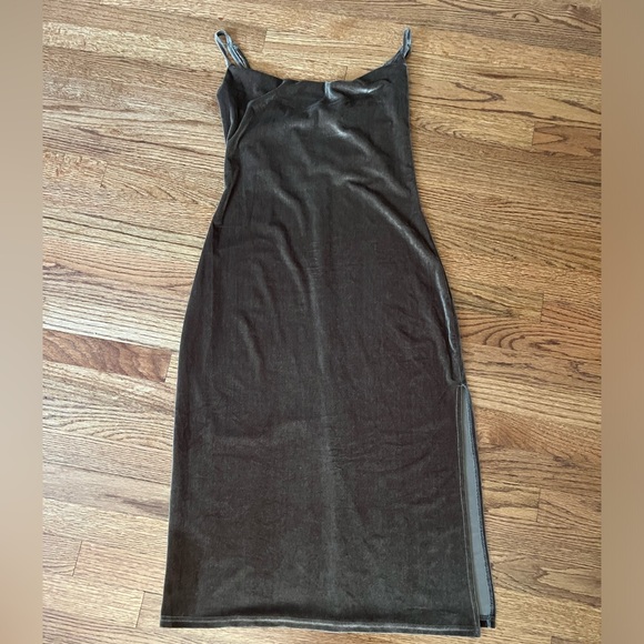 She & Sky Velvet Midi Dress - Picture 3 of 10